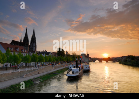 Blick zur Altstadt mit Regensburger Dom in den Abend, Regensburg, Oberpfalz, Bayern, Deutschland Stockfoto