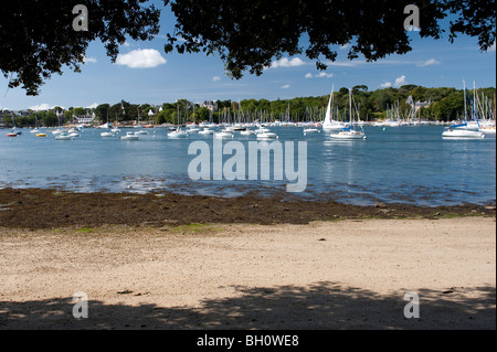 Boote in der Odet-Mündung in Bénodet, Bretagne, Frankreich Stockfoto