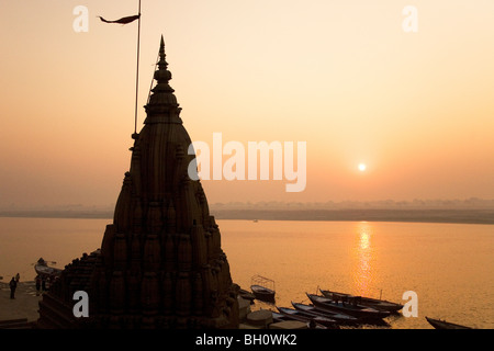 Die Sonne geht über dem Fluss Ganga (Ganges) in Varanasi, Indien Stockfoto