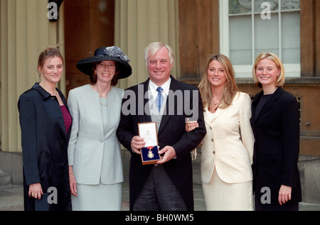 Ehemaliger Hong Kong Gouverneur Chris Patten im Buckingham Place mit seiner Familie nach Erhalt der Bestellung des Companion of Honour Stockfoto