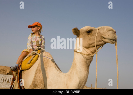 Kind, Mädchen, 5, Reiten ein Kamel in der Wüste von Marsa Alam, Rotes Meer, Ägypten Stockfoto