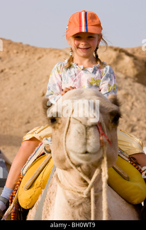 Kind, Mädchen, 5, Reiten ein Kamel in der Wüste von Marsa Alam, Rotes Meer, Ägypten Stockfoto