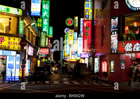 Neon-Schilder im Da'An District bei Nacht, Taipei, Taiwan, Asien Stockfoto