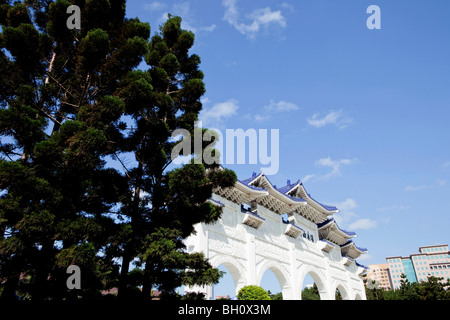 Haupttor zu Chiang Kai-Shek Memorial Hall unter blauem Himmel, Taipei, Taiwan, Asien Stockfoto