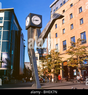 Die laufende Uhr Skulptur in der Nähe Busbahnhof Buchanan Street, Glasgow Schottland Stockfoto