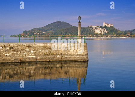 Blick über den See zum Fort Rocca di Angera, Lago Maggiore, Piemont, Italien, Europa Stockfoto