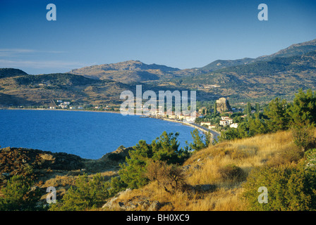 Blick auf die Küstenstadt Petra im Sonnenlicht, Insel Lesbos, Griechenland, Europa Stockfoto