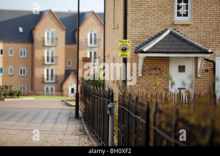 Eine Nachbarschaft Uhr anmelden einer Wohnsiedlung in Northampton, Großbritannien Stockfoto