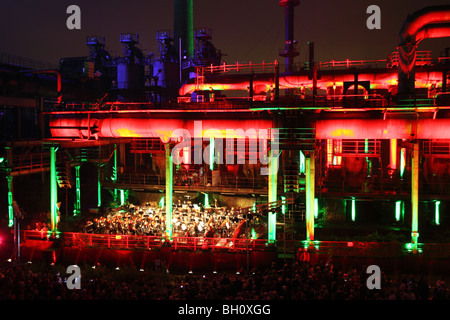 Die Duisburger Philharmoniker spielen vor der illuminierten Kulisse des Huette Meiderich, Duisburg, Ruhrgebiet, N Stockfoto