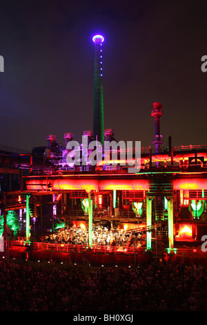 Die Duisburger Philharmoniker spielen vor der illuminierten Kulisse des Huette Meiderich, Duisburg, Ruhrgebiet, N Stockfoto