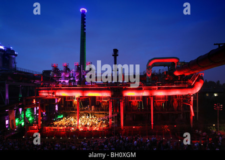 Die Duisburger Philharmoniker spielen vor der illuminierten Kulisse des Huette Meiderich, Duisburg, Ruhrgebiet, N Stockfoto