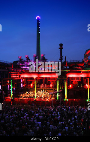 Die Duisburger Philharmoniker spielen vor der illuminierten Kulisse des Huette Meiderich, Duisburg, Ruhrgebiet, N Stockfoto