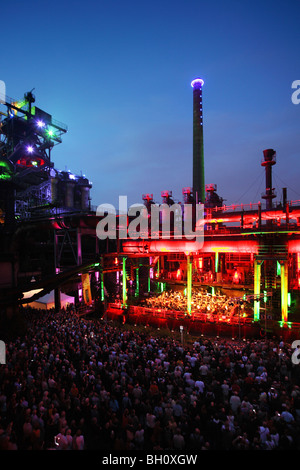 Die Duisburger Philharmoniker spielen vor der illuminierten Kulisse des Huette Meiderich, Duisburg, Ruhrgebiet, N Stockfoto