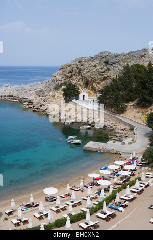 Menschen am Strand von St. Pauls Bay, Lindos, Rhodos, Griechenland, Europa Stockfoto