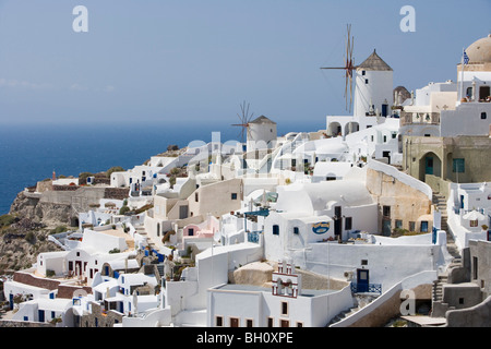 Windmühlen und Häuser an einem Berghang, Oia, Santorini, Griechenland, Europa Stockfoto
