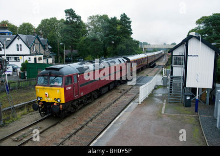 Pinsel 5 Diesel Lokomotive, Klasse 57, Typennummer 57601 bei Kingussie Station, Hochland, Schottland Stockfoto