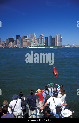 Touristen in der Fähre Blick auf Skyline von Manhattan, NYC Stockfoto