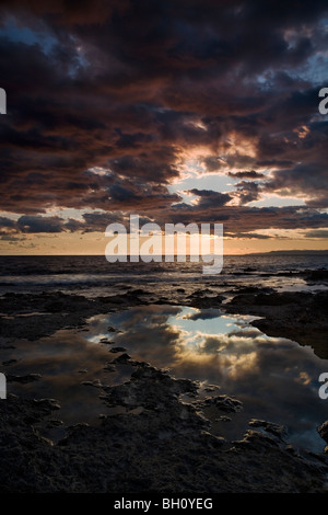 Am Abend Ansicht über die messenischen Bucht von felsigen Küste in der Nähe von Agios Nikolaos in Peloponnes Griechenland Stockfoto