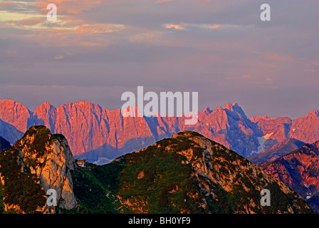 Buchsteins, Hütte Tegernseer Huette und Rossstein mit Karwendel (Laliderer Gesicht) im Alpenglühen im Hintergrund von Hirschberg, Stockfoto