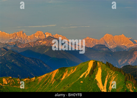 Hochplatte mit Karwendel im Alpenglühen im Hintergrund von Hirschberg, Bayerische Voralpen, bayerische Reichweite, Oberbayern, B Stockfoto