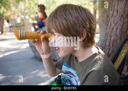 Kind Ausspionieren von einem Freund mit einem Spielzeug-Teleskop im Freien, vorgibt, ein Pirat zu sein Stockfoto