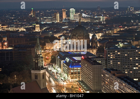 Der Berliner Dom und die beleuchteten Häuser von Berlin bei Nacht, Potsdamer Platz, Berlin, Deutschland, Europa Stockfoto