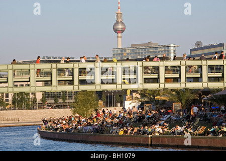 Menschen am Ufer der Spree und am Gustav-Heinemann-Brücke, Berlin, Deutschland, Europa Stockfoto