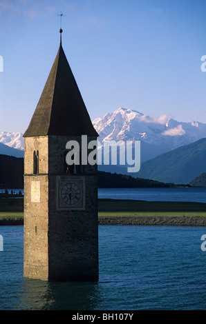Lake Resia mit Glockenturm, Graun Im Vinschgau, Bozen, Südtirol, Italien Stockfoto