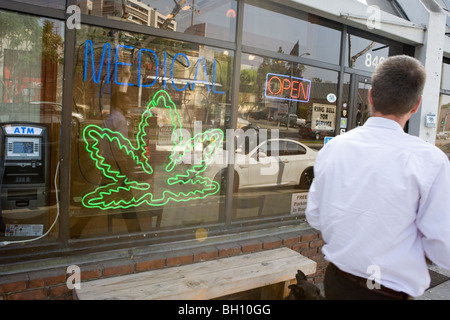 Mann zu Fuß vorbei an einer Marihuana-Klinik in Los Angeles, Kalifornien, USA Stockfoto