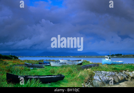 Boote in Hunde Bay, Connemara, Co. Galway, Irland, Europa Stockfoto