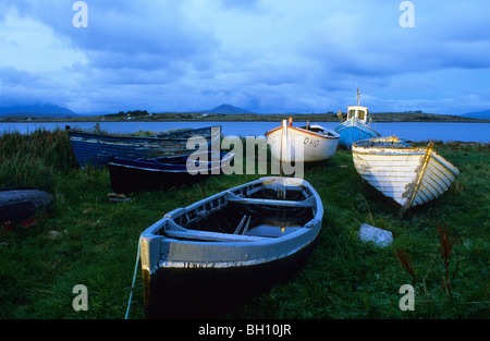 Boote in Hunde Bay, Connemara, Co. Galway, Irland, Europa Stockfoto