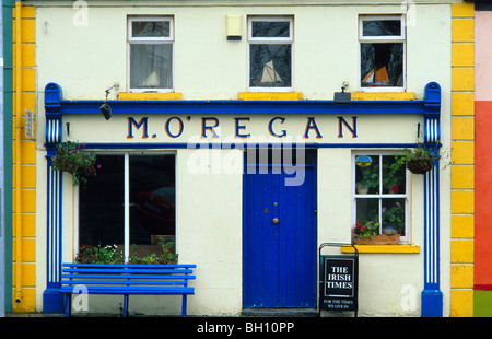 Bemalte Shop in Kinvara, Co. Galway, Irland, Europa Stockfoto