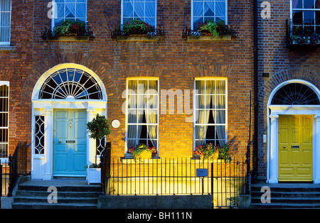 Beleuchtete Wohnhaus am Merrion Street oberen in den Abend, Dublin, Irland, Europa Stockfoto