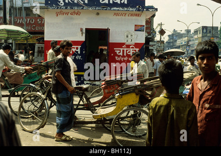 Fahrradrikschas warten auf Kunden in Neu-Delhi. Stockfoto