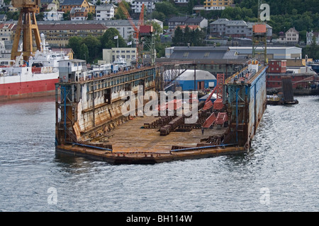 Kleine Figur in einem schwimmenden oder tauchfähigen Trockendock in Bergen in Norwegen Stockfoto