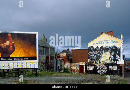 Bemalte Wand eines Hauses unter grauen Wolken, Belfast, Antrim, Irland, Europa Stockfoto