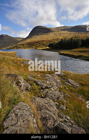 Der Fluss Lyon fließt unter Creag Loaghain in Glen Lyon Perthshire, Schottland, Großbritannien. Stockfoto