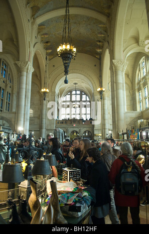 Käufer an der trendigen Brooklyn Flea im Stadtteil Fort Greene von Brooklyn in New York Stockfoto