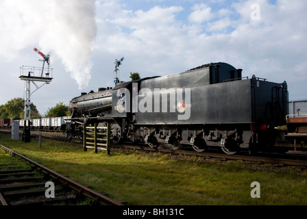 Krieg-Abteilung Sparmaßnahmen Dampf Lok 90733, ziehen einen Güterzug bei Quorn und Woodhouse an der great central Railway, uk Stockfoto