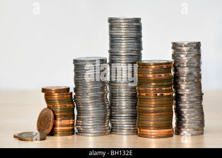 Stapel von englischen Münzen oder Sterling Geld in Silber und Kupfer Stockfoto