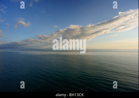 Am späten Abend in Breidafjördur mit den fernen Nordküste und Berge von Snaefellsnes in West-Island Stockfoto