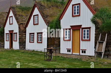 Hölzerne Hauptfassade des 19. Jahrhunderts Rasen Bauernhaus am Laufás auf Eyjafjordur in der Nähe von Akuryeri in Nordisland Stockfoto