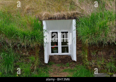 Fenster im 19. Jahrhundert Torf Bauernhaus am Laufás auf Eyjafjordur in der Nähe von Akuryeri in Nordisland Stockfoto