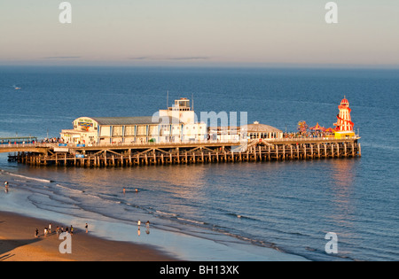 Blick auf den Strand und viktorianischen Pier in Bournemouth in Dorset im Südwesten England UK Stockfoto