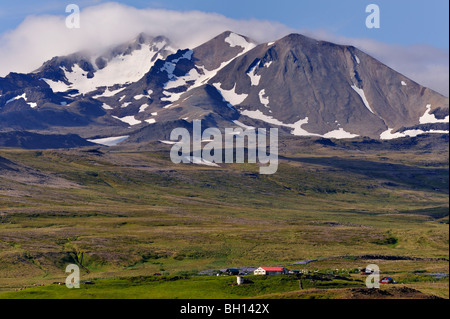 Einsames Gehöft unter den fernen Hnappadale Hügeln auf die Snaefellsnes Halbinsel in West-Island Stockfoto