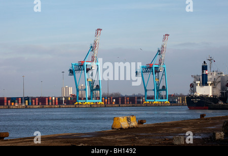 Dock-Krane und das Schiff Navios Orion im Dock an der Port of Liverpool, Merseyside. Stockfoto