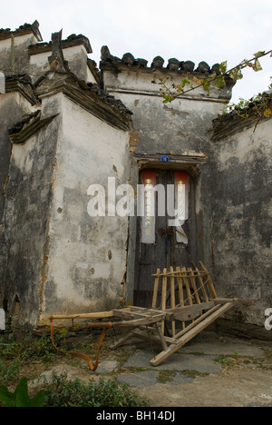 Chinesische Schubkarre vor Hui-Stil-Haus im alten Dorf Sixi. Jiangxi Provinz, China. Stockfoto