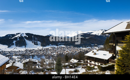 Panoramablick über den Ferienort Morzine, Portes du Soleil Ski Region, Haute Savoie, Frankreich Stockfoto