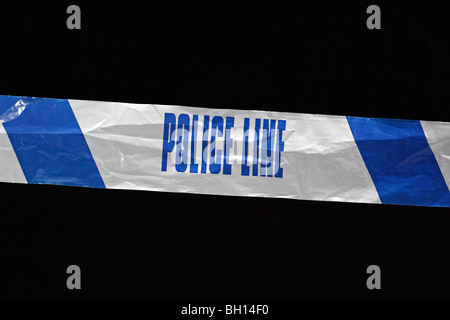 Polizei-Linie (nicht überqueren) Klebeband aus dem Vereinigten Königreich (UK). Jan 2010 Stockfoto