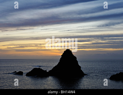 Seastacks und ein Sonnenuntergang Himmel bei Killeyan in der Nähe von Mull of Ao auf der Insel Islay, Südwest-Schottland, Vereinigtes Königreich. Stockfoto